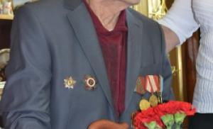 В преддверии Дня Победы первичная партийная организация АО «Национальный центр нейрохирургии» на дому поздравила ветеранов Великой Отечественной войны.