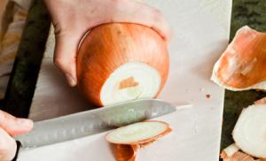 Почему мы плачем, когда режем лук и как этого избежать?