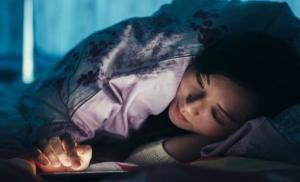 Уберите телефон подальше и ложитесь спать