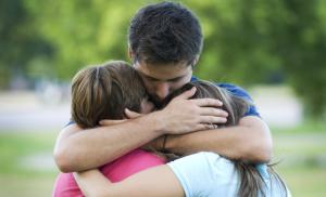 Как кризис и праздничная суета влияют на ваши отношения? Если чувствуете, что они ухудшаются, просто обнимитесь!