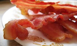 Бекон и переработанные мясные продукты приводят к мужскому бесплодию