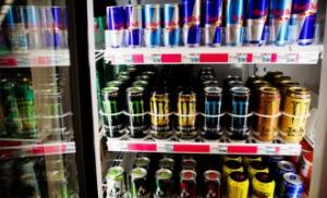 Страдающим от аритмии людям порекомендовали воздержаться от приема энергетиков