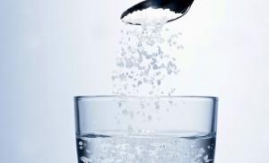 Соляной и медовый растворы - эффективные способы избавления от боли в горле 